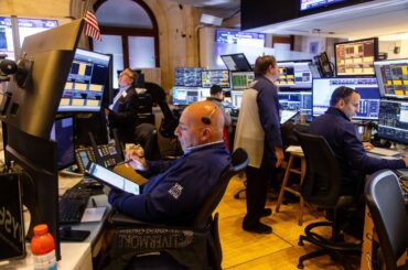 ウォール街トレーダーは恐れ知らず、関税脅威でもパニックにならず - Bloomberg