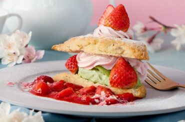 アフタヌーンティー・ティールームの春メニュー、“苺とさくら”のスコーンケーキ＆桜香る抹茶ミルクティー - Fashion Press