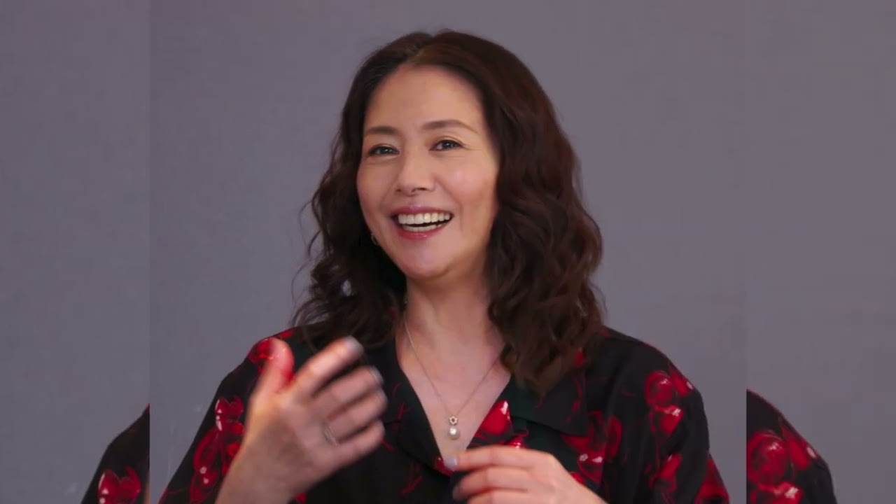 「永遠に可愛い」小泉今日子、“おしゃ白髪”でにっこり ブルーリボン賞授賞式オフショに反響「ナチュラルで素敵」