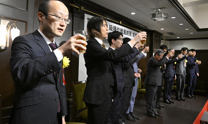 将棋の名人戦A級順位戦最終局の前夜祭で、乾杯するA級棋士ら＝静岡市の浮月楼で2025年2月26日午後6時49分、岩下幸一郎撮影