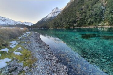 「世界で最も透明な湖」に迫る汚染、観光客が靴を洗うよう指示される理由　ＮＺ(1/2) - CNN.co.jp