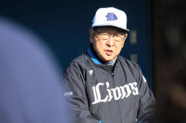 南郷キャンプで選手たちに訓示を行った西武後藤オーナー（撮影・金子真仁）