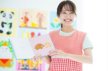 【婚活】男性が結婚したい女性の人気「職業」ランキング 3位「薬剤師」、2位「保育士」…1位は“知識もある憧れの職業” | オトナンサー