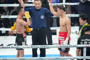 WBA世界バンタム級タイトルマッチ　試合後、たたえ合う堤聖也（右）と比嘉大吾（撮影・井上学）