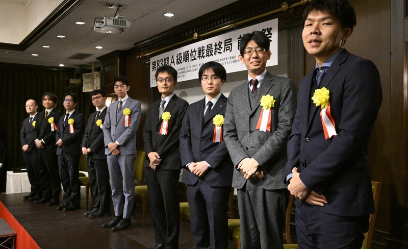 将棋の名人戦A級順位戦最終局の前夜祭で壇上に並んだA級棋士ら＝静岡市の浮月楼で2025年2月26日午後6時59分、岩下幸一郎撮影