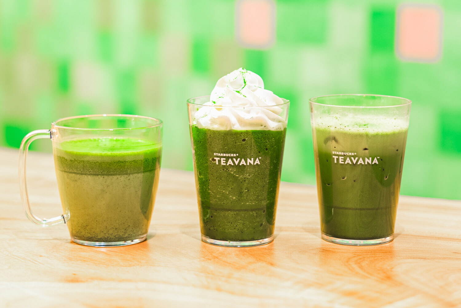 左から)「GINZA 石臼抹茶ティーラテ(ホット・アイス)」テイクアウト 1,080円、店内利用 1,100円
「GINZA 石臼抹茶 フラペチーノ」テイクアウト 1,178円、店内利用 1,200円
「GINZA 石臼抹茶 ムースティー＆ストロベリー」テイクアウト 1,453円、店内利用 1,480円