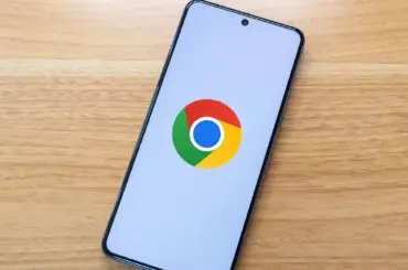 Google Pixel 8 Pro と Google Chrome のロゴ