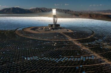 砂漠に現れたＳＦ風の鏡のフィールド、太陽光の未来と謳われるも１１年で閉鎖へ - CNN.co.jp