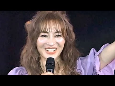 真似できそう 新山千春44歳 卒業式のシック黒スーツに反響 ブランド明かす、アクセサリー控えめ「こんな綺麗ママいたら」展示会オーダーのセットアップ