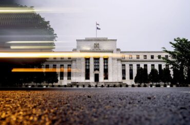 ＦＲＢは年内２回利下げへ、トランプ氏政策で成長予想引き下げ－調査 - Bloomberg