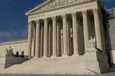不利な判決出す裁判所に「最高裁が対応を」、米政権　司法攻撃強める | ロイター