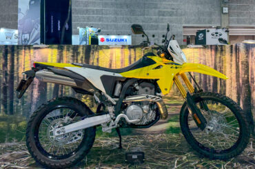 スズキ、新型デュアルパーパス「DR-Z4S」と新型スーパーモト「DR-Z4SM」を大阪モーターサイクルショーで公開 - Car Watch