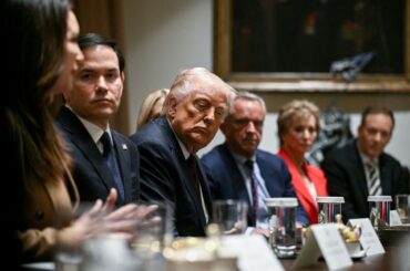 トランプ米大統領、ＦＲＢが金利を引き下げること願う－閣議で発言 - Bloomberg