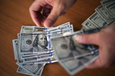 ドル、月間で2023年来の大幅安－トランプ関税政策が一転マイナス要因 - Bloomberg