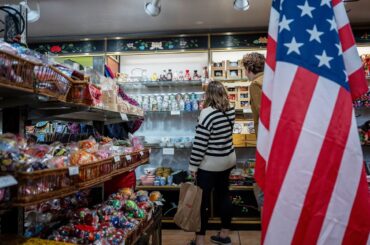 米経済成長見通しを下方修正、不確実性が高まる中－エコノミスト調査 - Bloomberg