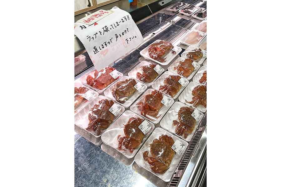 パック詰めされてショーケースに並ぶ毛ガニ【写真提供：荒木鮮魚店 あらきゆうき（@Arakisengyo_yu）さん】