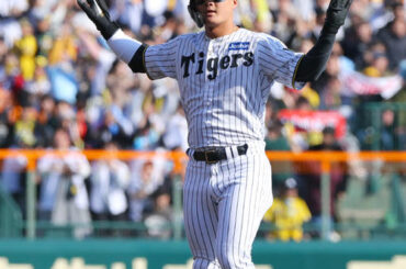 オープン戦・阪神対巨人　7回裏阪神無死、前川右京は右前打と右翼手ファンブルで二塁に進み二塁でポーズする（撮影・上山淳一）