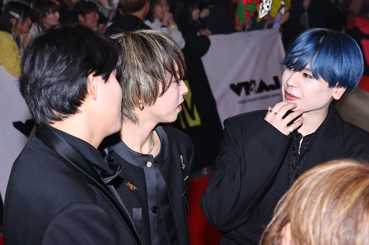 BE:FIRST・SOTA、MANATO、LEO『MTV VMAJ』レッドカーペットに！歓声に応えながら1