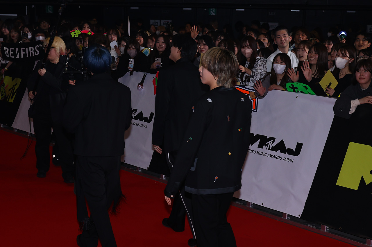 BE:FIRST・SOTA、MANATO、LEO『MTV VMAJ』レッドカーペットに！歓声に応えながら6