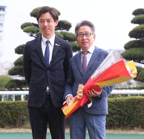 引退セレモニーで次男の安田翔師（左）と記念撮影に納まる安田隆師（2024年3月3日撮影）