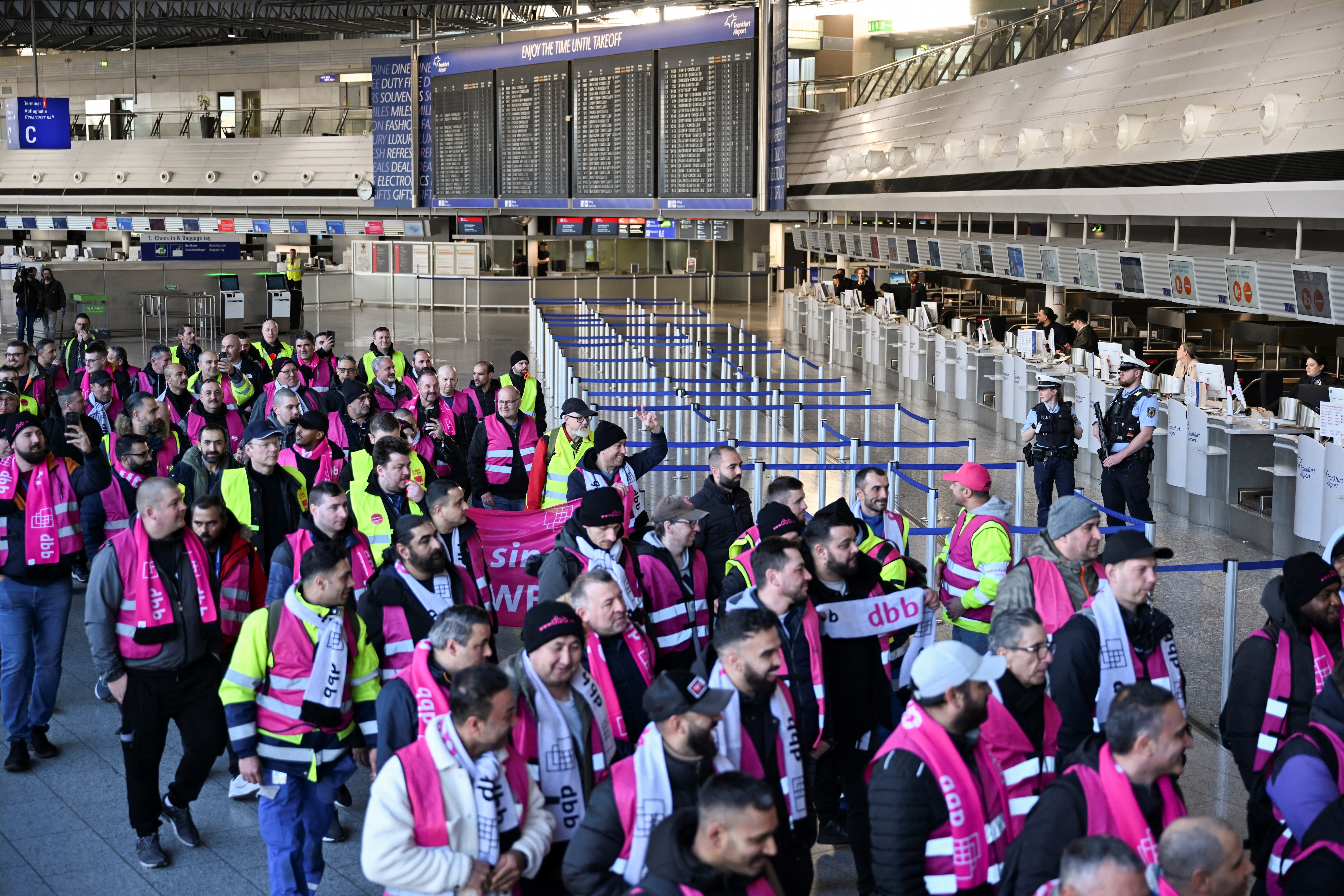 ドイツの各空港で終日スト、数千便が欠航・50万人以上に影響