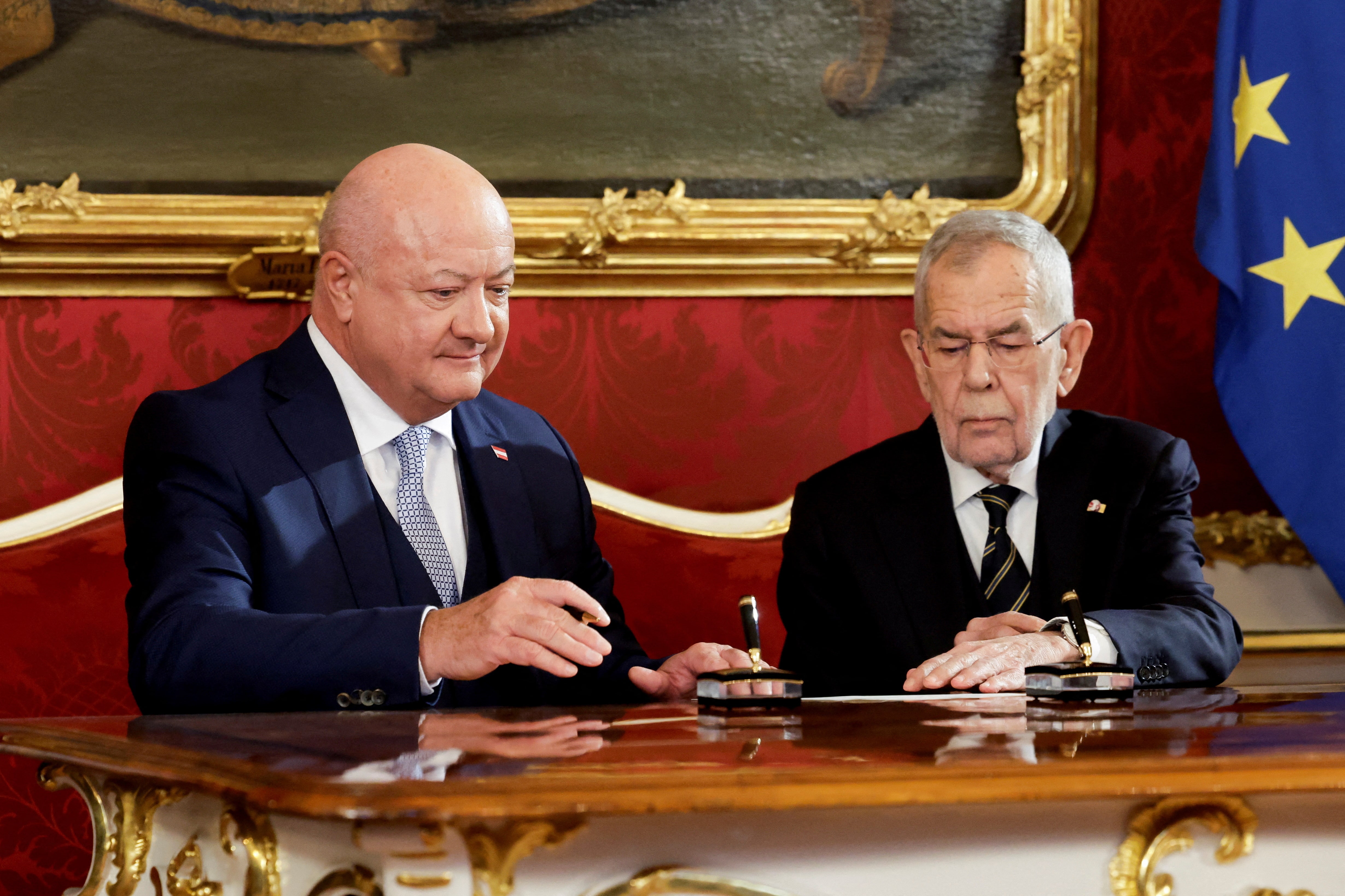 オーストリア、3党による連立政権発足　第1党の極右は閣外