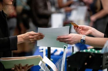 米雇用者数、予想上回る伸び－大規模関税の前に労働市場は堅調 - Bloomberg