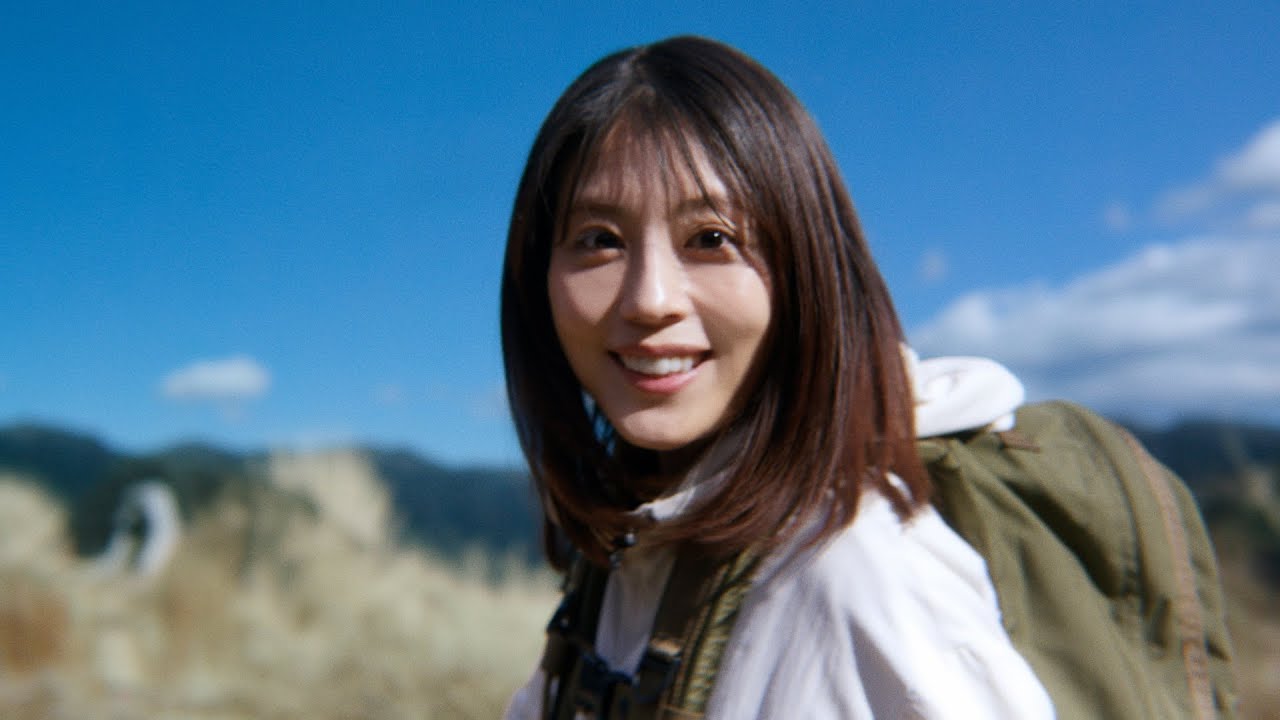 有村架純のCM、屋外ロケと思いきや、最新テクノロジーのスタジオ撮影がすごかった!/au CM+メイキング+インタビュー