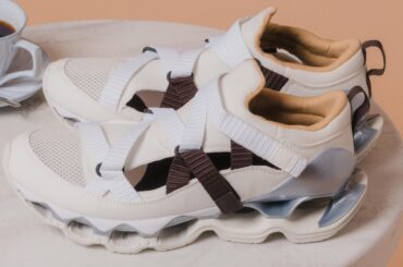 ミズノ“空洞ソール”スニーカー「ウエーブ プロフェシー ストラップ」ブラウンストラップの限定色 - ファッションプレス
