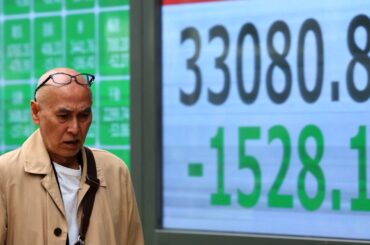 米中摩擦懸念が継続、一時日経1900円安・ドル142円台：識者はこうみる | ロイター