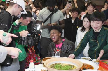 米人気ユーチューバー、未来的な中国テクノロジー紹介－視聴者を魅了 - Bloomberg