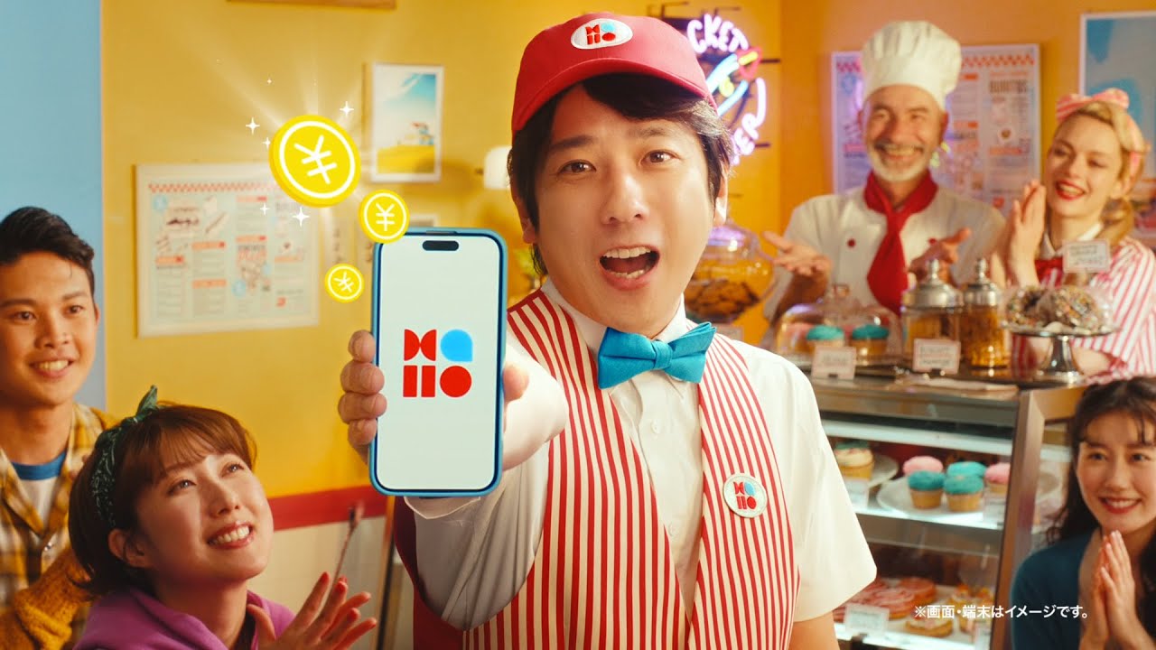 二宮和也、スーツ姿からバイト店員に大変身!?新CM出演で爽やか笑顔 スキマバイトサービス『メルカリ ハロ』新CM「スキマにちょい足し」篇