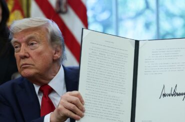 トランプ氏、大学に一段の圧力　奨学金巡る認定厳格化など大統領令署名 | ロイター