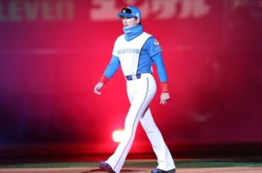 日本ハム対ソフトバンク　ホーム開幕セレモニーで登場する新庄剛志監督（撮影・黒川智章）