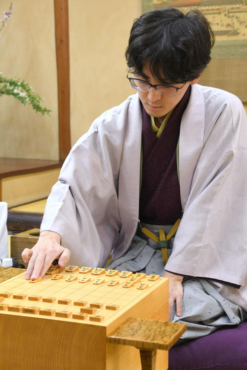【叡王戦】伊藤匠叡王「はっきりと悪い手」初防衛がかかるタイトル戦で黒星発進 – nikkansports.com 叡王戦5番勝負第1局に臨んだ伊藤匠叡王(日本将棋連盟提供)