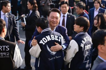 公邸前に支持者ら大挙集結、尹前大統領は「MKGA」ロゴ入り帽子かぶってガッツポーズ - 朝鮮日報