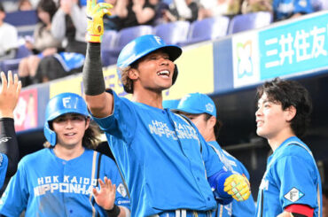オリックス対日本ハム　8回表日本ハム2死一塁、左越え2点本塁打を放った水谷はライトスタンドに向かってポーズ（撮影・和賀正仁）