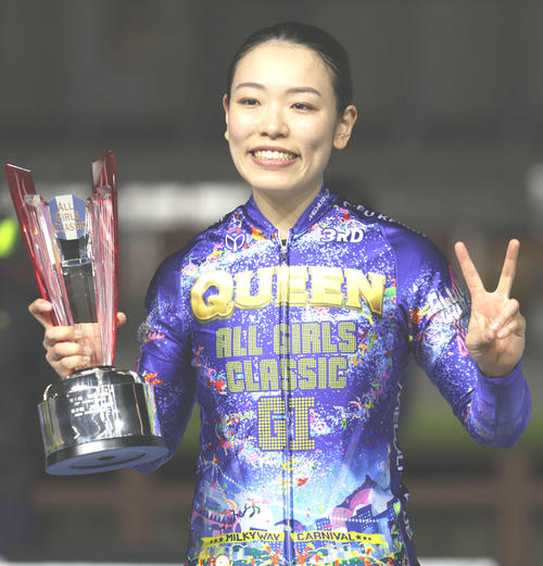 【競輪】佐藤水菜「生活が苦しかったので…」展開も有利に無敵の逃げ切りV/岐阜ガールズG1 – nikkansports.com オールガールズクラシックを制し、優勝カップを手にVサインする佐藤水菜