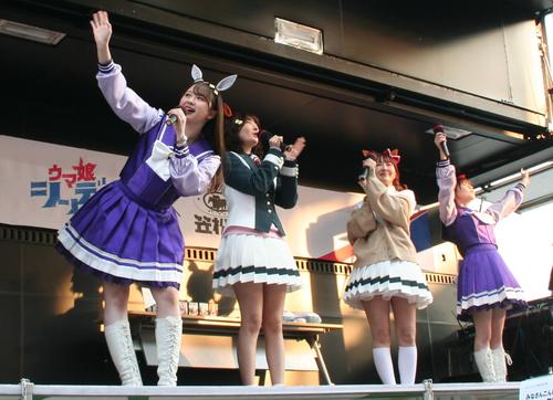 笠松競馬場に1万人超!「ウマ娘」トークショー 高柳知葉、瀬戸桃子、渋谷彩乃、大空直美が出演 – nikkansports.com 笠松競馬場「ウマ娘」声優トークショー。左から高柳知葉、瀬戸桃子、渋谷彩乃、大空直美。