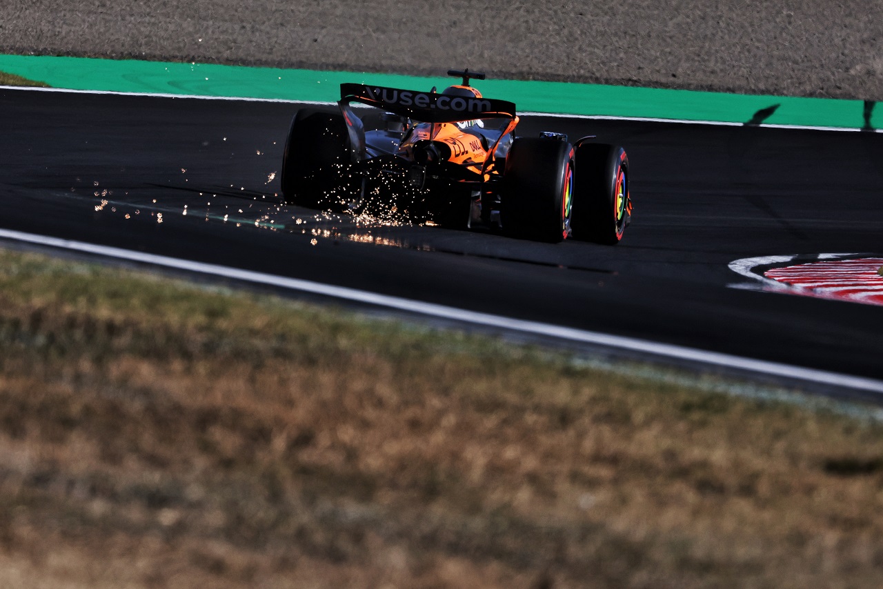 コース脇の2度の火災を受け、FIAが予防措置を発表。原因は調査中/F1日本GP – autosport web オスカー・ピアストリのマクラーレンMCL39