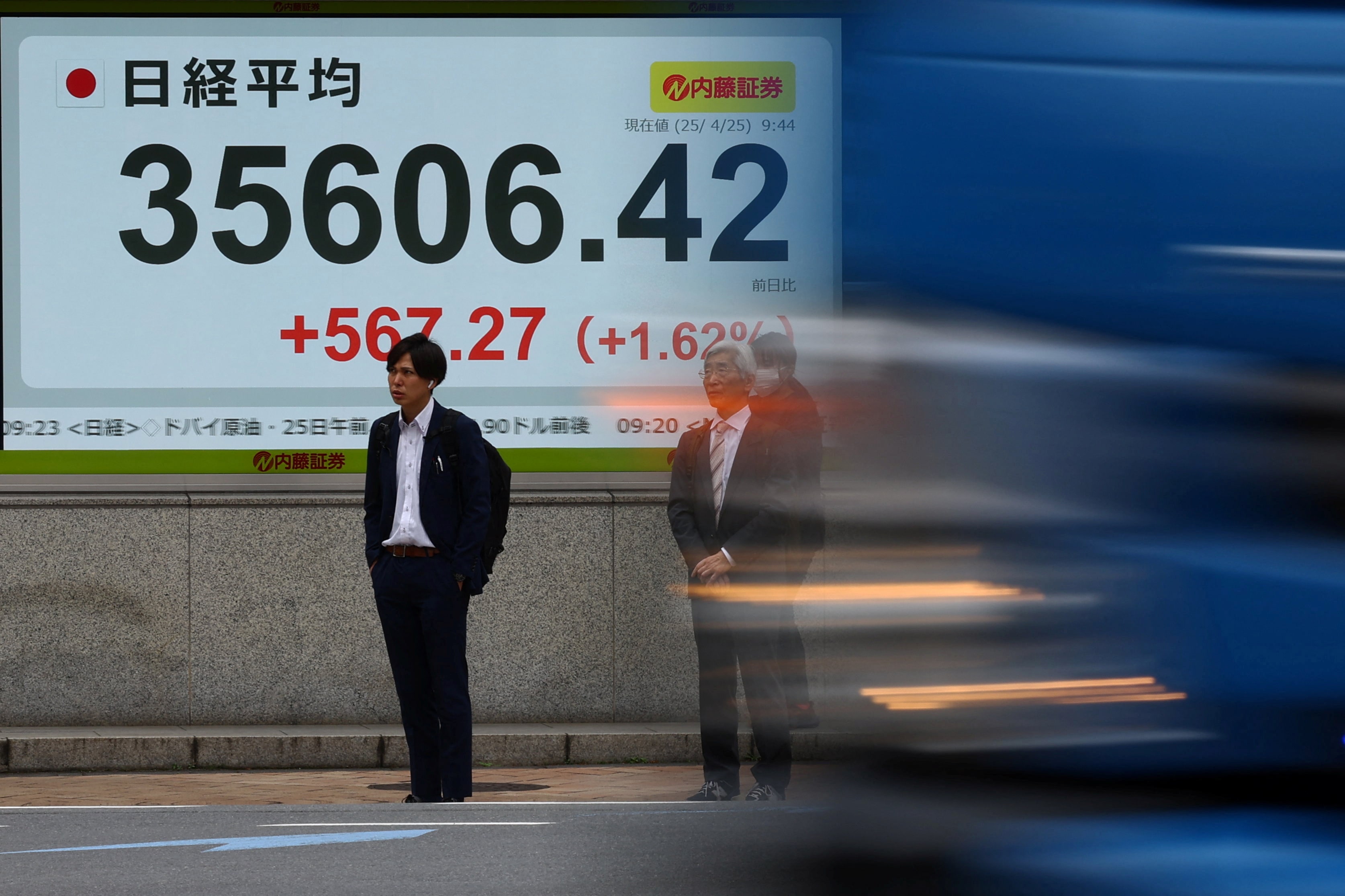 午前の日経平均は続伸、米株高を好感　一時半値戻し超え