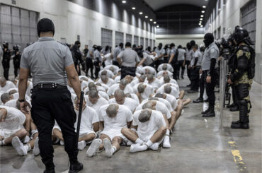 米国からエルサルバドルに送還されたベネズエラのギャング組織のメンバーら（AFP PHOTO / EL SALVADOR