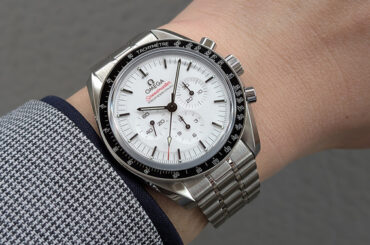 爽やかなホワイトがまぶしい！ オメガ「スピードマスター ムーンウォッチ」を着用レビュー | 高級腕時計専門誌クロノス日本版[webChronos]