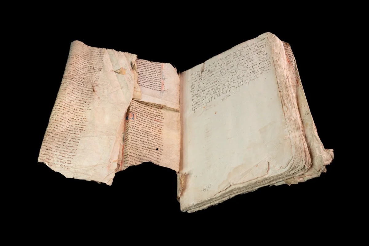 写本は折り畳まれ、縫い合わされて、不動産記録の表紙となっていた/Cambridge University Library