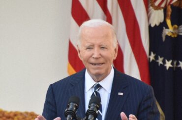 「バイデン氏、クルーニーさんを認識できず」 米著名記者の新著 - 毎日新聞