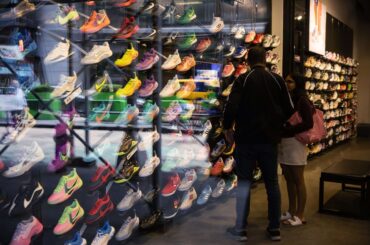 米消費者信頼感、過去２番目の低さ－インフレ期待は記録的高水準 - Bloomberg