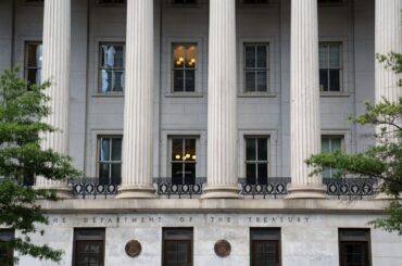 ムーディーズの米格下げ、香港年金基金に米国債強制売りのリスク - Bloomberg