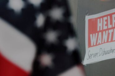 米新規失業保険2000件減、労働市場安定も失業期間の長期化示唆 | ロイター