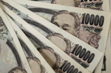 24年末の対外純資産533兆円、円安で過去最大も　34年ぶり首位陥落 | ロイター