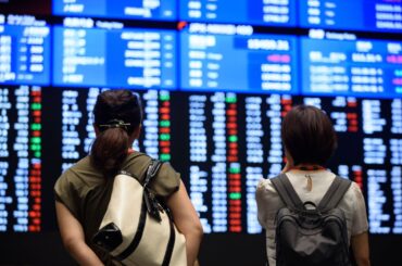 日本株にイールドスプレッドの逆風、配当より超長期債は15年ぶり割安 - Bloomberg